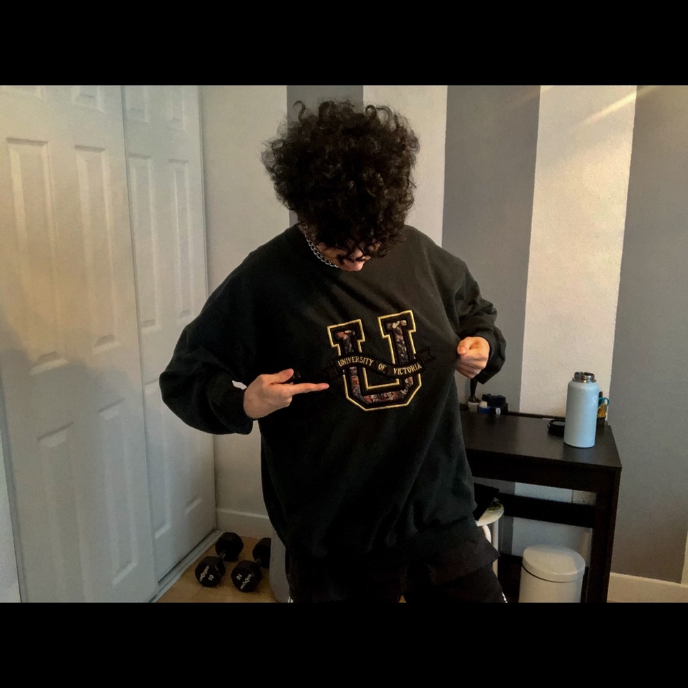 Vintage crewneck/ vintage sweater! University of